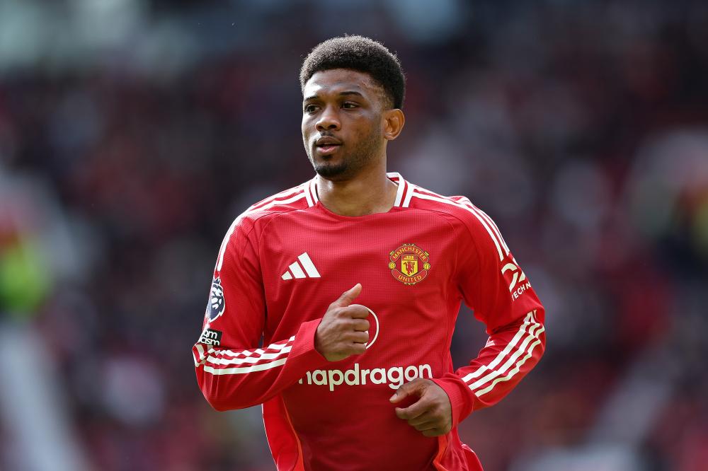 萨拉赫无缘利物浦欧冠名单，斯洛特称俱乐部必须作出回应；此前萨拉赫因未首发炮轰球队